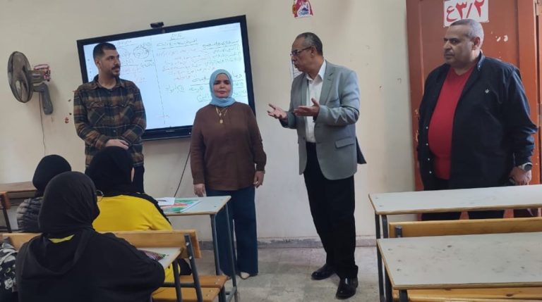 إحالة مدير مدرسة للتحقيق.. جولة مفاجئة لمدير تعليم القليوبية تكشف مخالفات بمدارس غرب شبرا