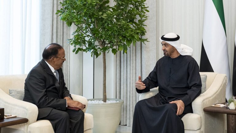 محمد بن زايد يبحث مع مستشار الأمن الوطني الهندي تطورات الشرق الأوسط وأمن الطاقة العالمي