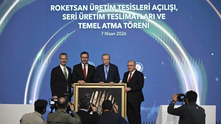 أردوغان يوقّع على صاروخ “طيفون بلوك-4” الفرط صوتي خلال جولة في منشآت روكيتسان