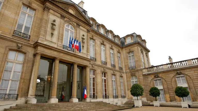 Le Canard Enchaîné : تفتيش مفاجئ في قصر الإليزيه يثير جدلًا واسعًا في فرنسا