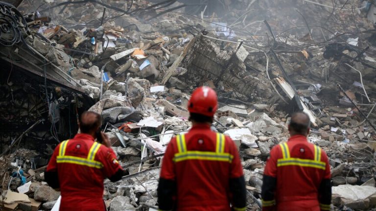 مقتل 18 شخصًا بينهم طفلان في هجمات على مناطق سكنية بمحافظة البرز شمالي إيران