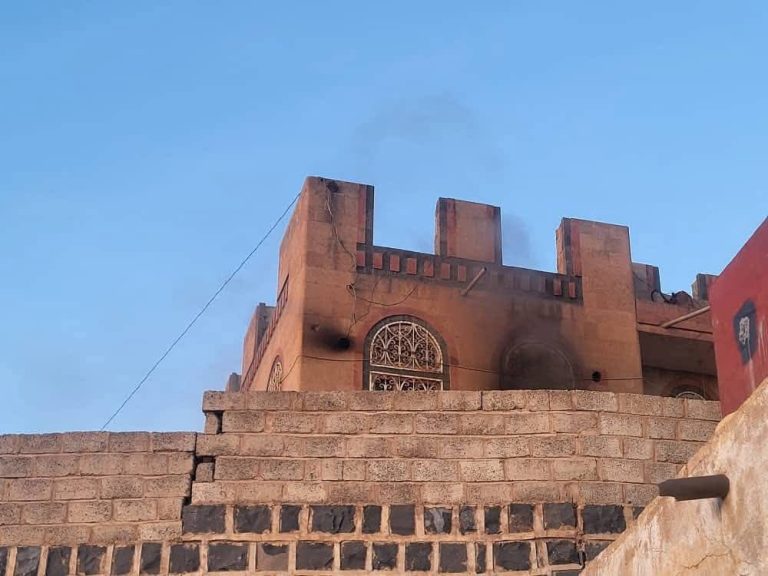 جحيم في السنينة: الحوثي يحرق منازل المعارضين وينتقم من قادة الجيش