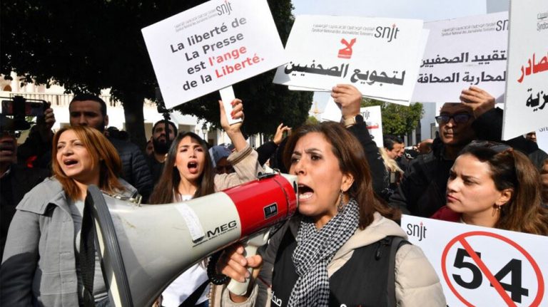 تونس: نساء تحت المقصلة والقمع يلتهم ما تبقى من الفضاء المدني