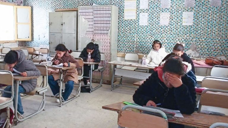 فشل المنظومة التعليمية في الجمهورية التونسية يطرد الاف الفتيات من المدارس