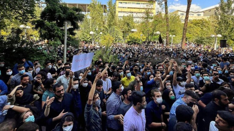 قيود سفر تمنع طلاب بلوش من مغادرة ايران وتثير غضبا واسعا
