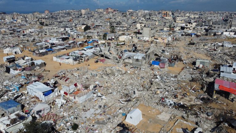 العطش والوباء: غزة تواجه الموت الصامت بعد انهيار شريان الحياة الأخير