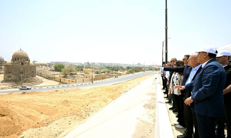 رئيس الوزراء يتفقد أعمال التطوير الجارية بمنطقتي السيدة عائشة والسيدة نفيسة