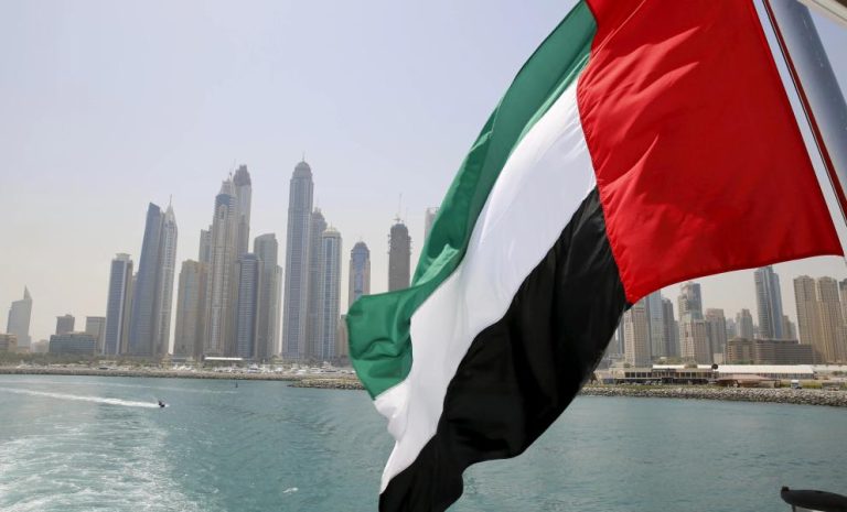 الإمارات: الدفاعات الجوية تتصدى لصواريخ ومسيّرات إيرانية