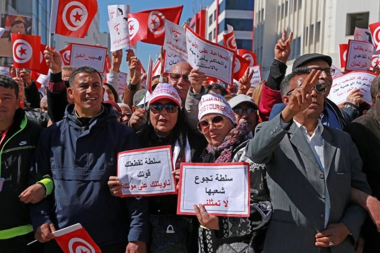 أزمة الحكم في تونس تفجر صراعا سياسيا يهدد المنظمات الحقوقية والنقابية