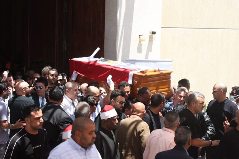بمشاركة واسعة من نجوم الفن والإعلام.. تشييع جثمان الفنان هاني شاكر وسط حالة من الحزن بين زملائه ومحبيه