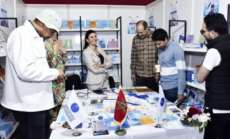 المنظمة المغربية لحقوق الإنسان تفتح دفاتر الذاكرة داخل أروقة معرض الكتاب بالرباط