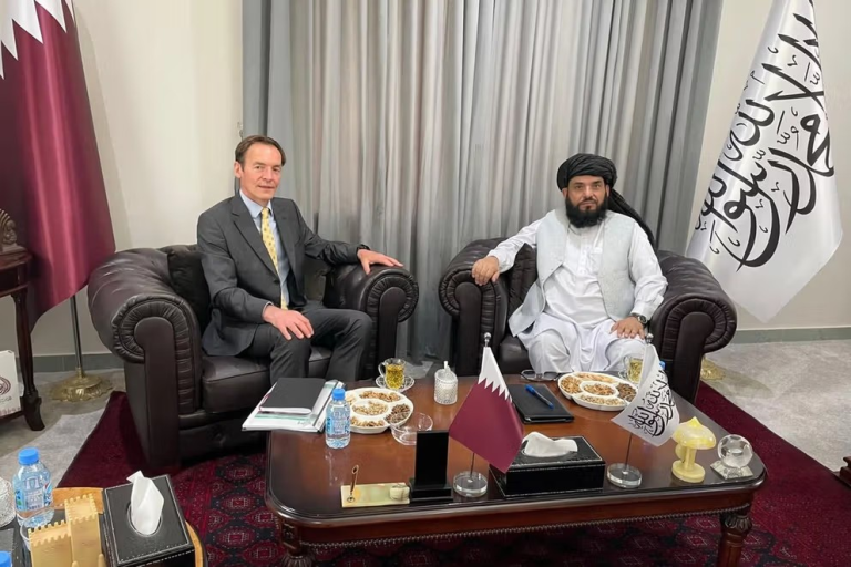 المبعوث البريطاني يناقش مع سفير طالبان مشاركة النساء في افغانستان