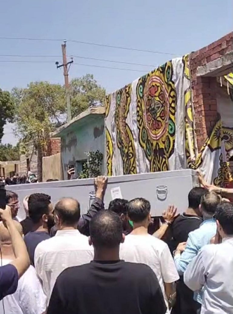 تشييع جثمان والدة الفنان أحمد حلمي بمقابر الشموت في بنها