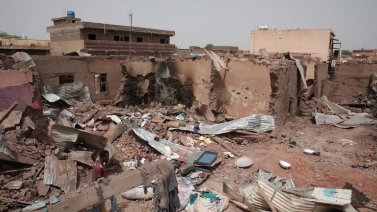 الأسواق في السودان تتحول إلى ساحات دموية جراء القصف المستمر خلال المعارك