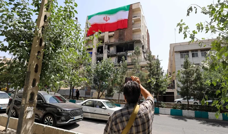 التلغراف البريطانية تفضح المستور: نظام طهران يترنح ويبحث عن طوق نجاة سريع لانقاذ هيكل الحكم