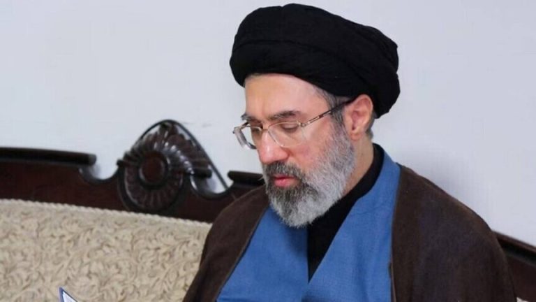 خامنئي يوجه القوات الإيرانية بمواصلة مواجهة “العدو” وسط استمرار التوتر مع واشنطن وتل أبيب