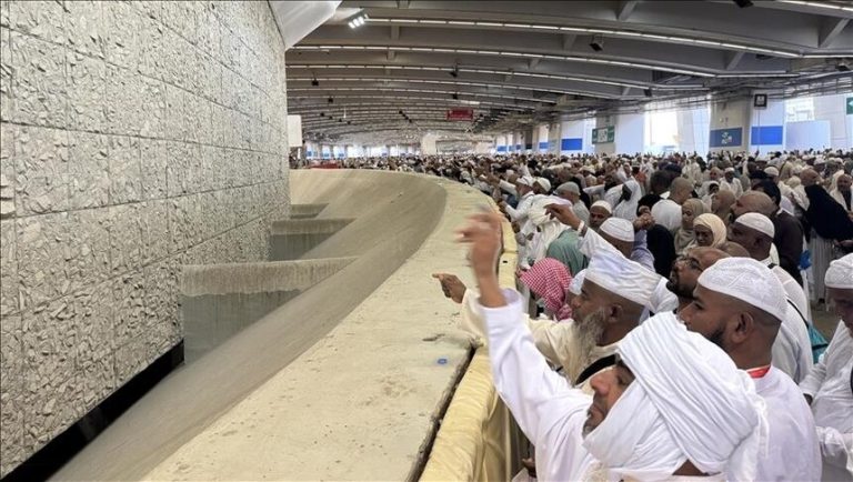 الحجاج يبدؤون رمي الجمرات وذبح الأضاحي في أول أيام عيد الأضحى