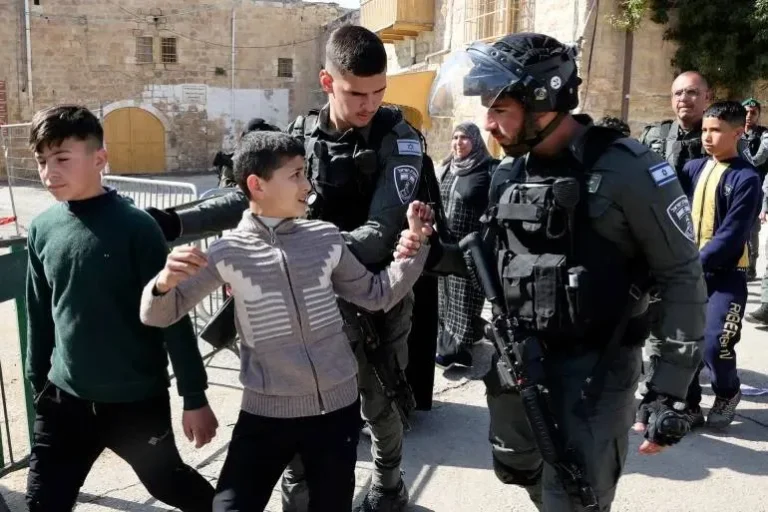 جحيم الزنازين: أرقام مرعبة تكشف توحش العزل الانفرادي ضد الأسرى الفلسطينيين