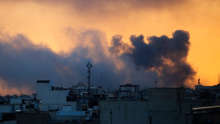 واشنطن تنفذ ضربات على قشم وبندر عباس.. ومسؤول أمريكي يؤكد: وقف إطلاق النار لم ينتهِ