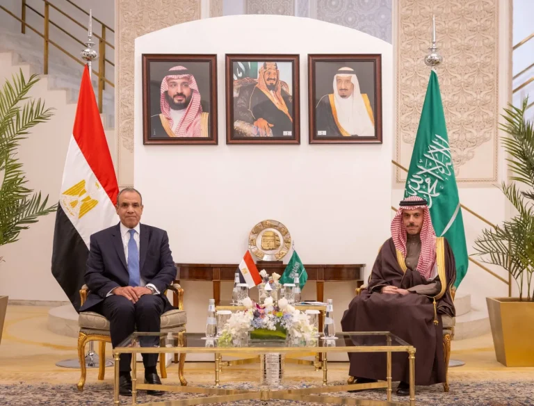وزير الخارجية السعودي يبحث مع نظيريه الكويتي والمصري تطورات العدوان الإيراني
