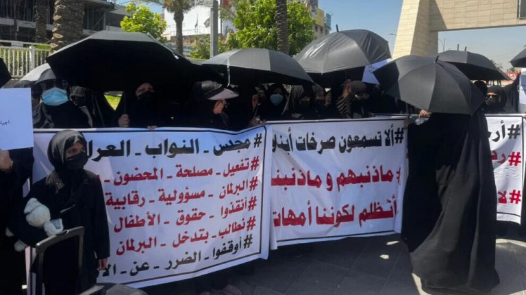 نساء بغداد ينتفضن في ساحة التحرير لحماية الأطفال ورفض تعديلات الأحوال الشخصية