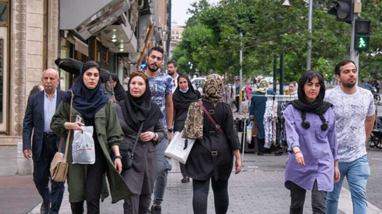 خروج 200 ألف امرأة من سوق العمل في إيران يكشف أزمة إقصاء اقتصادي كبرى