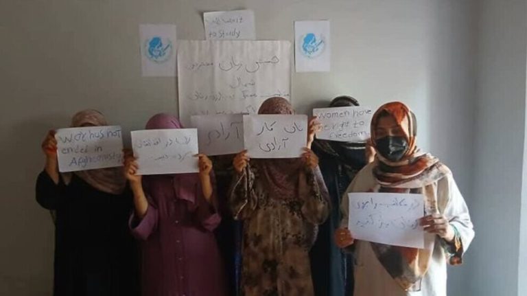 احتجاجات نسائية عارمة تندد باستضافة الاتحاد الأوروبي لوفد طالبان في بروكسل
