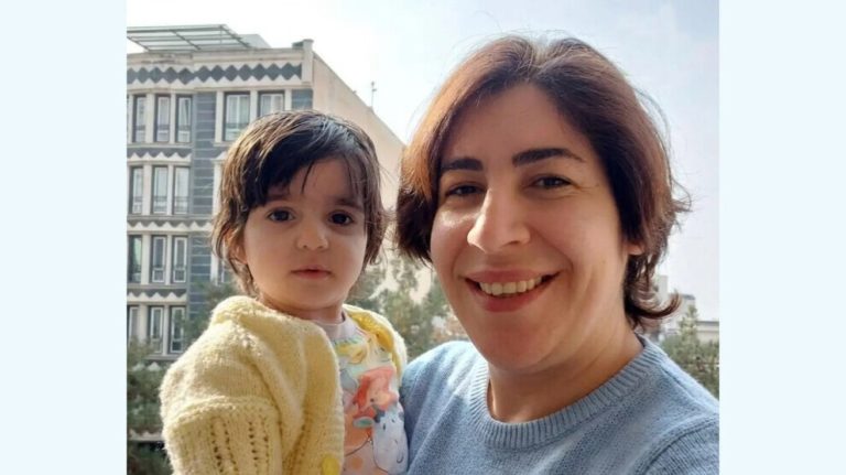 إيداع الناشطة رضوانة خانبيجي سجن إيفين برفقة ابنتها التي لم تبلغ عامين