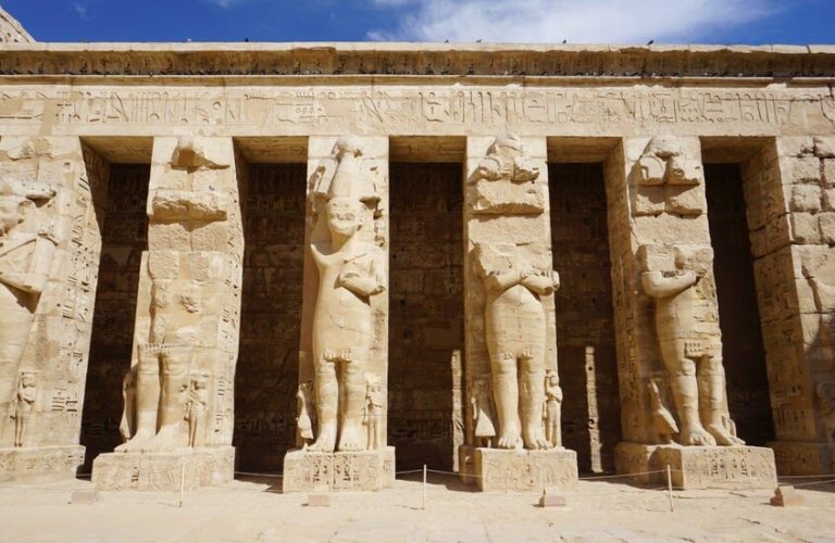 مصر.. إحباط مخطط لبلوجر أمريكي في وادي الملوك بالأقصر