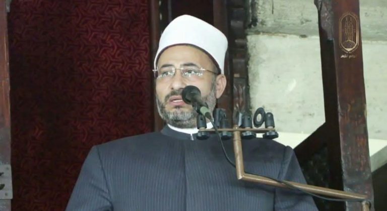خطيب الجامع الأزهر يحذر المجتمع من السكوت عن الطبقية