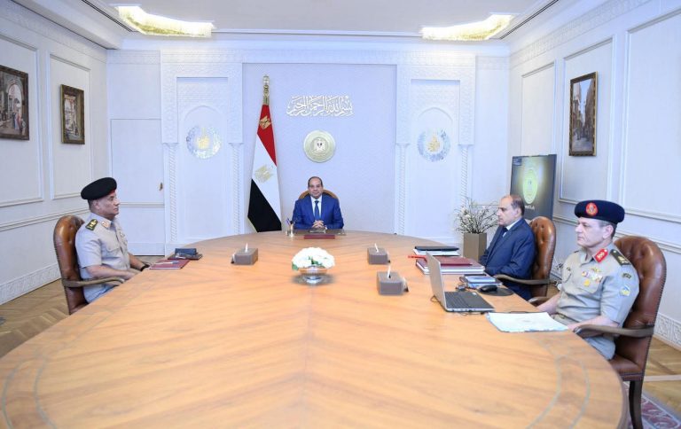 السيسي يجتمع بوزير الدفاع  لمتابعة سير المشروعات القومية والأمن القومي