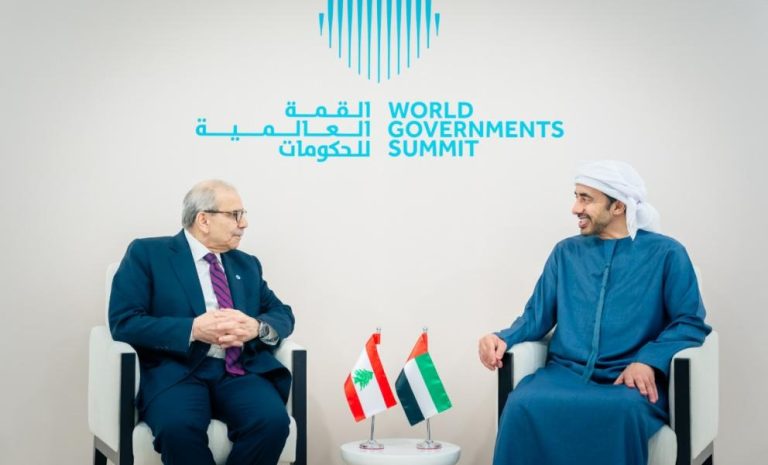 عبد الله بن زايد يهاتف رئيس وزراء لبنان ووزير خارجية مصر لبحث الأوضاع الإقليمية