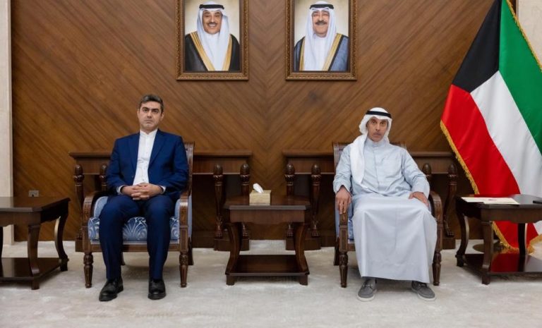 الكويت تستدعي سفير إيران وتطرد دبلوماسيين من بعثتها