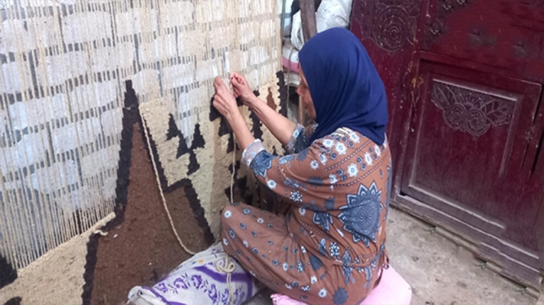 حرفة الكليم العدوي في بني عدي تراث نسائي يواجه تحديات اقتصادية صعبة