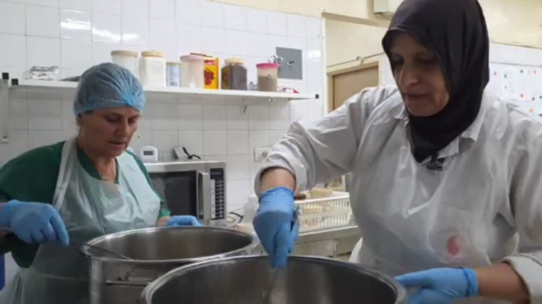 صمود نساء النبطية في مطبخ مستشفى النجدة الشعبية بلبنان يواجه تداعيات الحرب القاسية