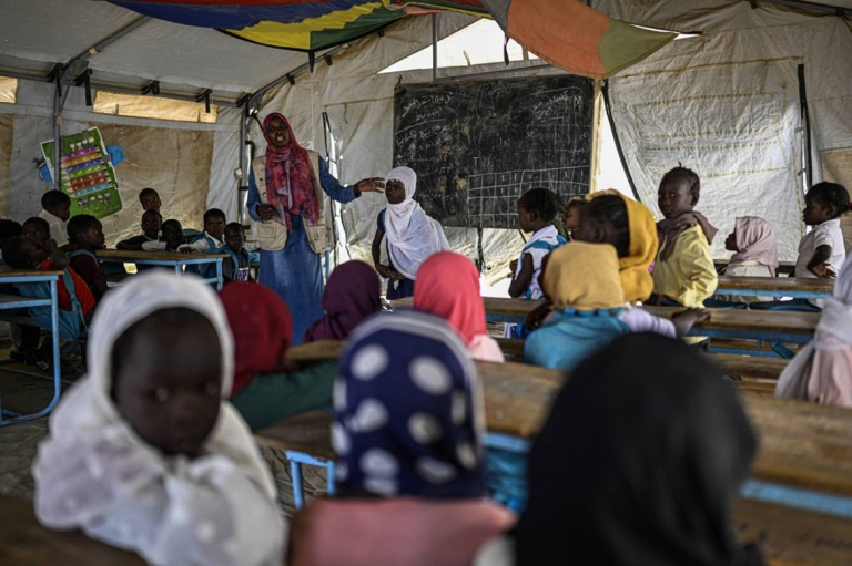 تصعيد عسكري حاد في السودان وتدمير جسر استراتيجي وسط تحذيرات أممية قاسية