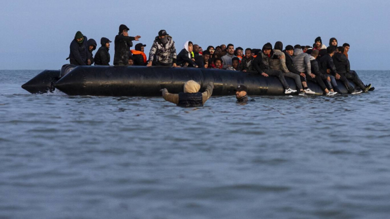العثور على جثث 15 مهاجرا على شواطئ مدينة الخمس شرقي ليبيا