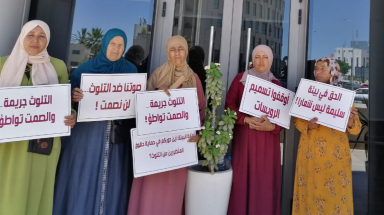 أهالي الرويسات يواصلون احتجاجاتهم ضد كارثة التلوث البيئي الناتجة عن مصنع الإسمنت