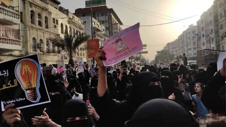 أهالي عدن يواجهون جحيم الصيف بـ ثورة الفرشان احتجاجا على انقطاع الكهرباء