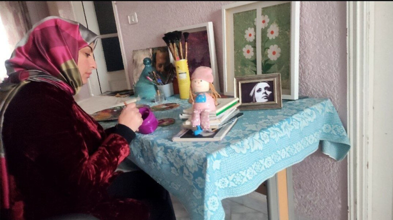 فنانة تونسية تبتكر لوحات إبداعية مذهلة عبر الرسم على الماء وتكسب التحدي