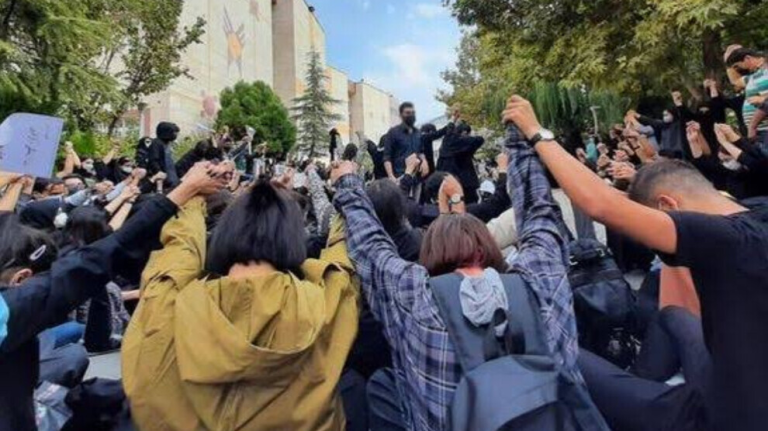 موجة اعتقالات تعسفية وقمع واسع يضرب مدن إيران وسط صمت دولي مريب