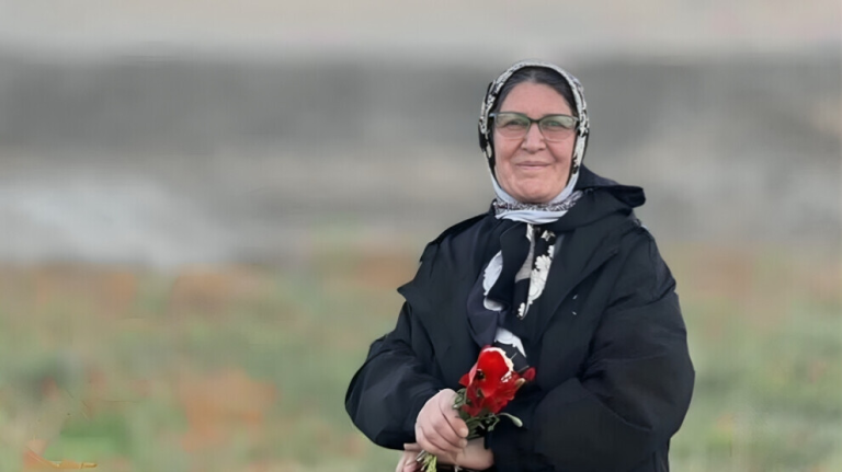 مأساة معلمة إيرانية تواجه السجن وزوجها في غيبوبة وابنها يصارع السرطان