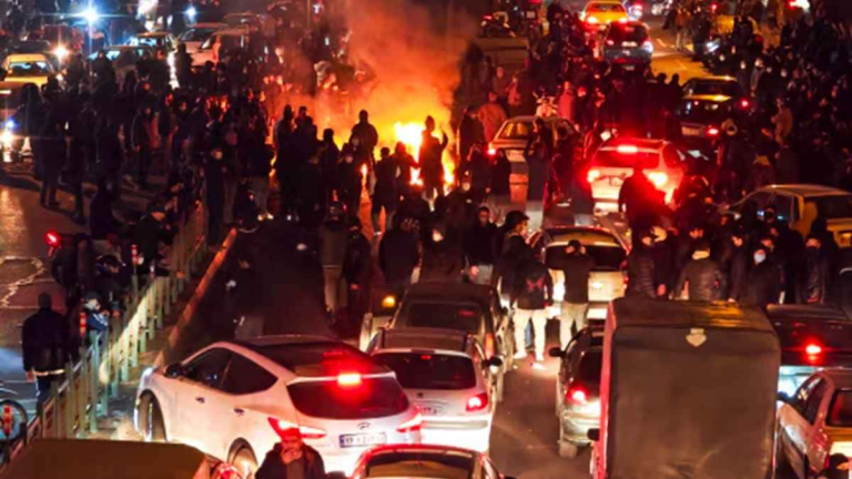 طهران تطلق سلسلة إعدامات دموية لإحكام قبضتها بعد التهدئة مع واشنطن