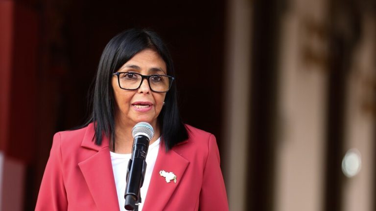 ترامب يتعهد بدعم فنزويلا في جهود الإغاثة بعد زلزالين مدمرين أوديا بحياة مئات الأشخاص
