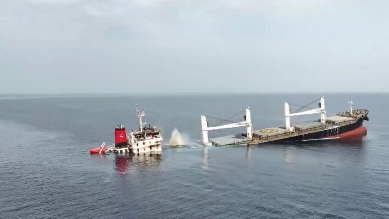 الحوثيون يقصفون أهدافًا في إسرائيل ويحظرون الملاحة الإسرائيلية بالبحر الأحمر