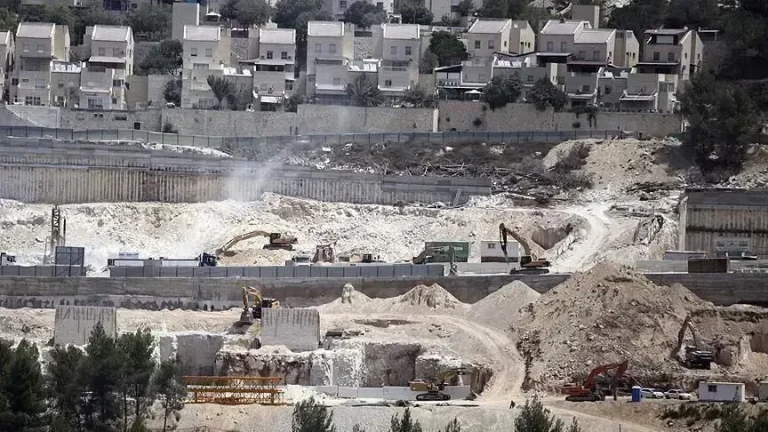 مخطط استيطاني يستهدف 100 نقطة داخل مناطق «أ» بالضفة.. وتحذير فلسطيني من تحول خطير في مسار الضم