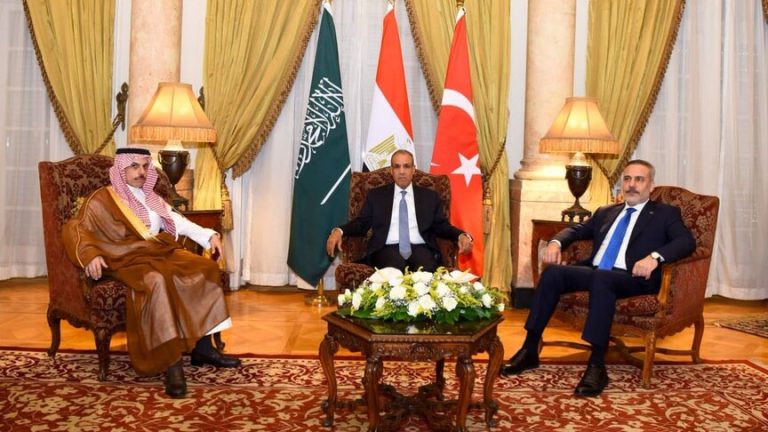وزراء خارجية مصر وتركيا والسعودية يبحثون ملفات غزة وإيران والسودان وليبيا