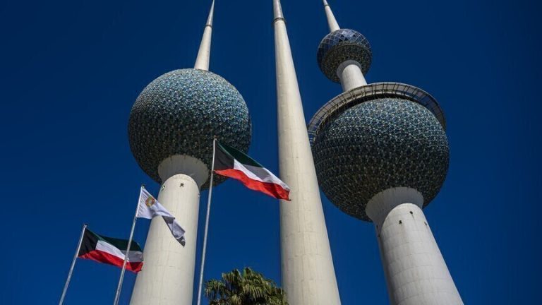 الكويت تغلق أجواءها مؤقتًا بعد هجمات إيرانية والجيش يتصدى لأهداف معادية
