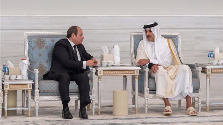 السيسي يعزّي أمير قطر بوفاة الشيخ حمد بن خليفة