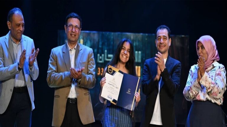 مريم صفوت تحصد جائزة أفضل ممثلة وتزلزل التقاليد بمسرح الصعيد